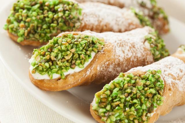 Cannoli di ricotta con granella di pistacchio di Bronte Cannoli di ricotta con granella di pistacchio di Bronte