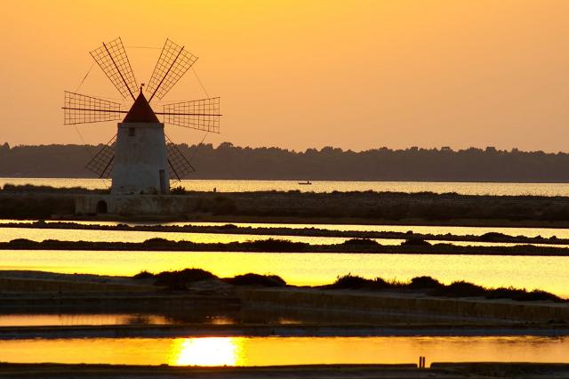 Uno spettacolare tramonto nelle Saline di Trapani