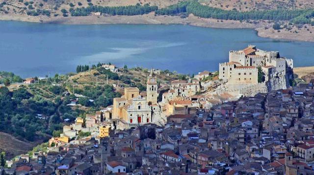 Uno splendido panorama di Caccamo e del suo lago