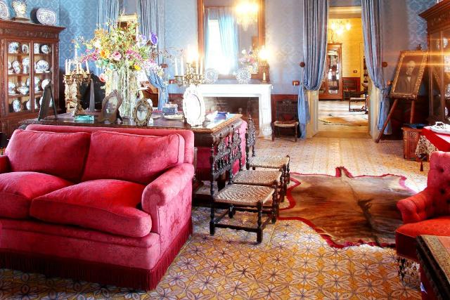 Una delle sale del castello della Falconara