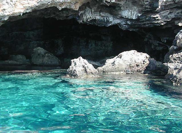 Una delle tante grotte di Ustica Una delle tante grotte di Ustica