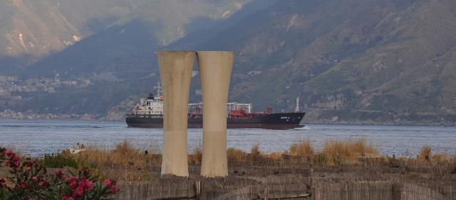 "Circostanze", la grande scultura dell'artista umbro Karpuseeler, installata nel Giardino delle Sabbie