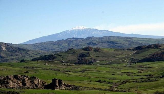 I monti Erei e sullo sfondo l'Etna