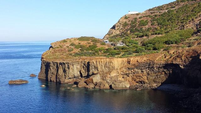Il promontorio di Punta Falconiera a Ustica Il promontorio di Punta Falconiera a Ustica