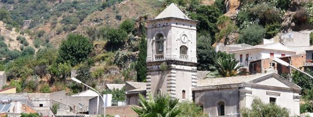 Una veduta di Roccalumera