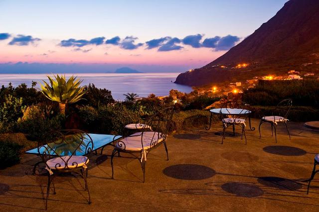 Tramonto dalla terrazza dell'hotel Signum, Salina (ME) Tramonto dalla terrazza dell'hotel Signum, Salina (ME)