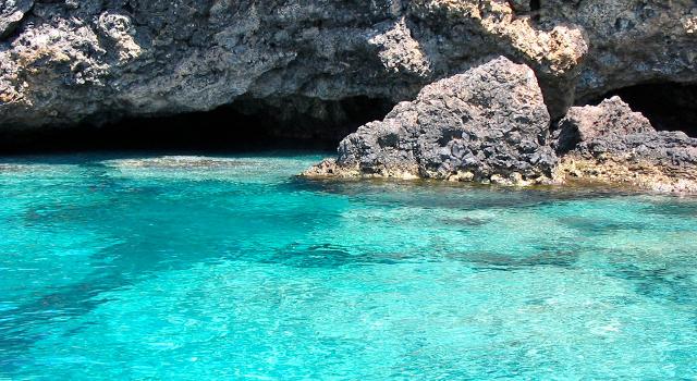 Una delle tante grotte di Ustica Una delle tante grotte di Ustica