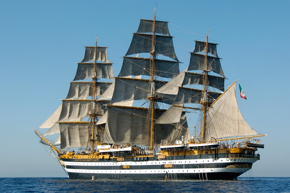 L'Amerigo Vespucci in sosta a Trapani | Guida Sicilia