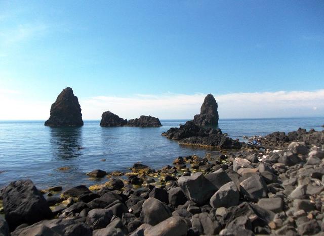 I faraglioni di Aci Trezza nel mare dei Ciclopi