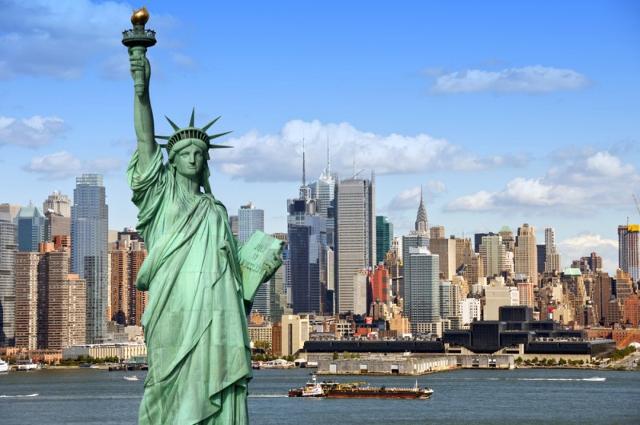 La Statua della Libertà fu regalata agli Stati Uniti d'America dai francesi il 25 dicembre del 1886. Un regalo per rinsaldare e confermare il rapporto di amicizia tra i due popoli La Statua della Libertà fu regalata agli Stati Uniti d'America dai francesi il 25 dicembre del 1886. Un regalo per rinsaldare e confermare il rapporto di amicizia tra i due popoli