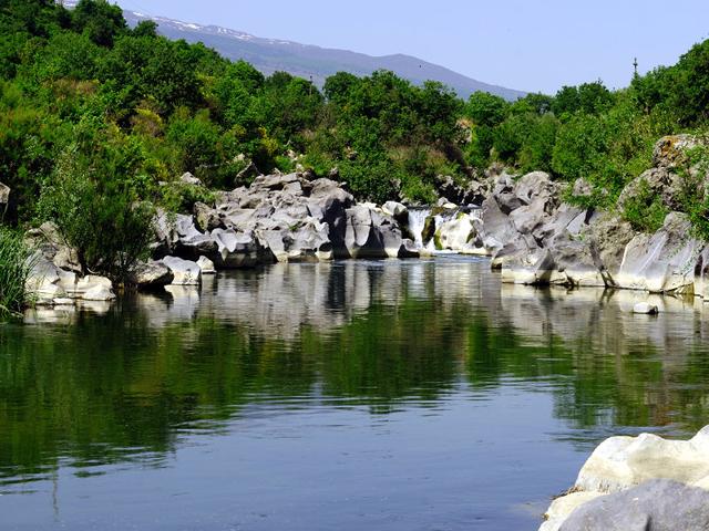 Una piccola insenatura lungo il fiume Alcantara