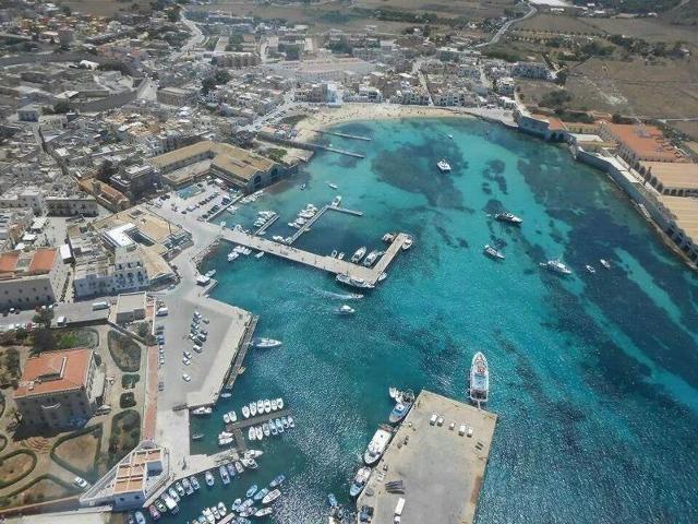 Il porto di Favignana visto dall'alto Il porto di Favignana visto dall'alto