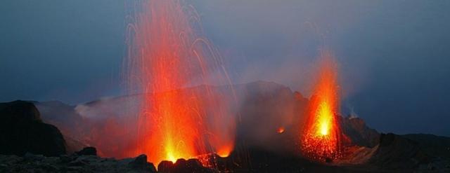 Stromboli e le sue tipiche eruzioni "stromboliane" Stromboli e le sue tipiche eruzioni "stromboliane"