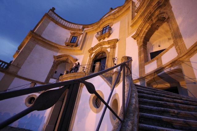 Un particolare dello scalone a duplice rampa di Villa Cattolica Un particolare dello scalone a duplice rampa di Villa Cattolica