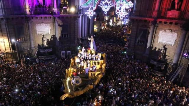 Carro di Santa Rosalia durante il Festino Carro di Santa Rosalia durante il Festino