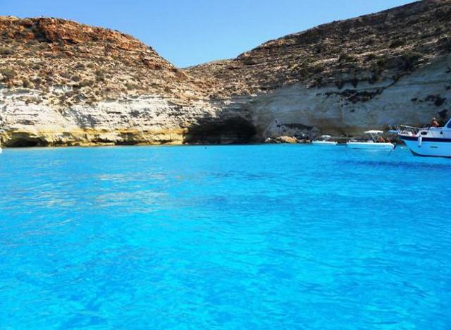 La scogliera e il limpido mare di Lampedusa