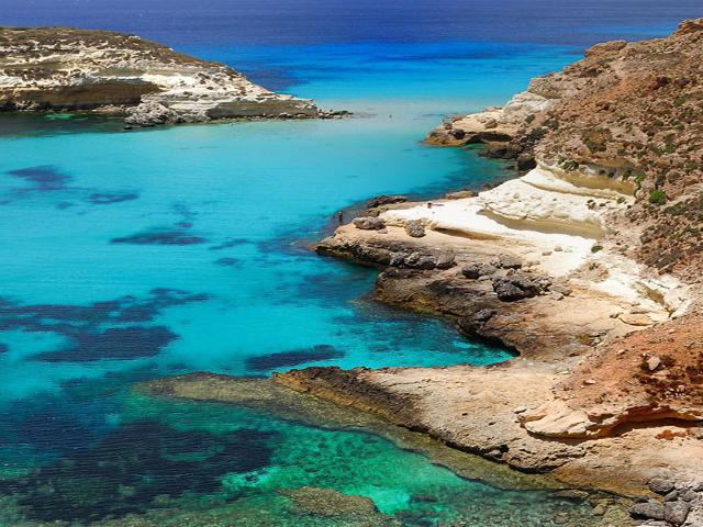 La costa frastagliata dell'Isola dei Conigli a Lampedusa