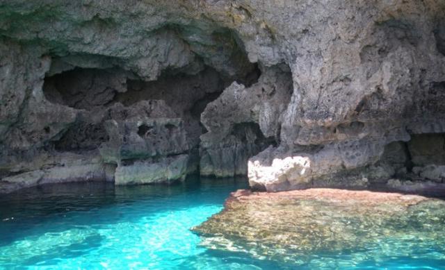 Una delle tante grotte di Lampedusa