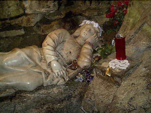 La statua di Rosalia all'interno della grotta a Santo Stefano di Quisquina La statua di Rosalia all'interno della grotta a Santo Stefano di Quisquina