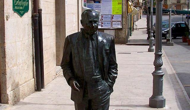 La statua commemorativa di Leonardo Sciascia che "passeggia" lungo il corso principale di Racalmuto