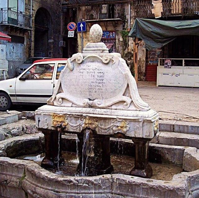 Fontana del Garraffello, adagiata nell'omonima piazza nel mandamento Castello a Mare a Palermo