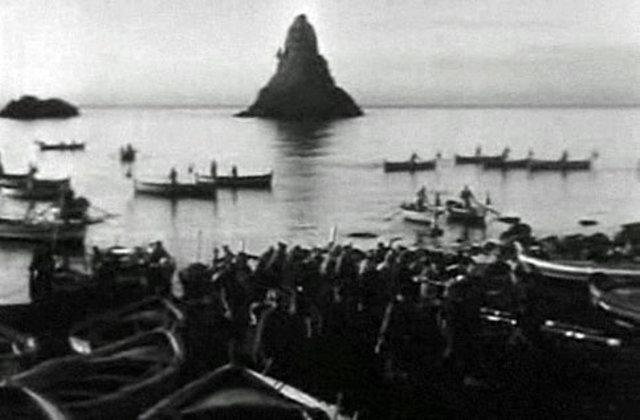 Un frame del film di Luchino Visconti "La terra trema" Un frame del film di Luchino Visconti "La terra trema"