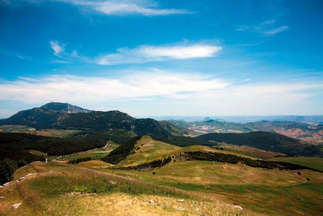 Un panorama dei Monti Sicani, confine tra le provincie di Agrigento e Palermo Un panorama dei Monti Sicani, confine tra le provincie di Agrigento e Palermo