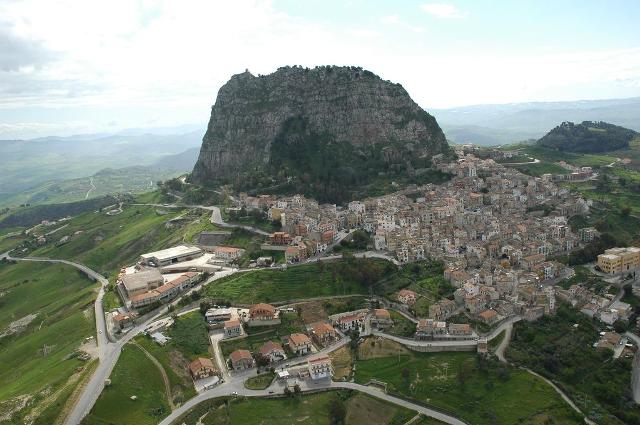 i-tre-volti-di-sutera