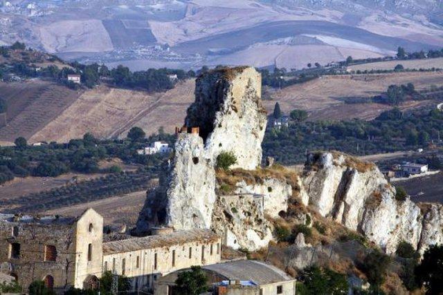 I resti del Castello di Pietrarossa - Caltanissetta