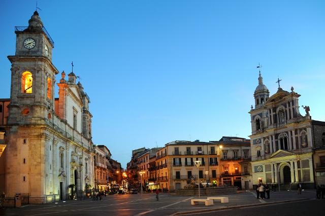 Piazza Garibaldi con la Cattedrale dedicata a Santa Maria La Nova e a San Michele e la Chiesa di San Sebastiano
