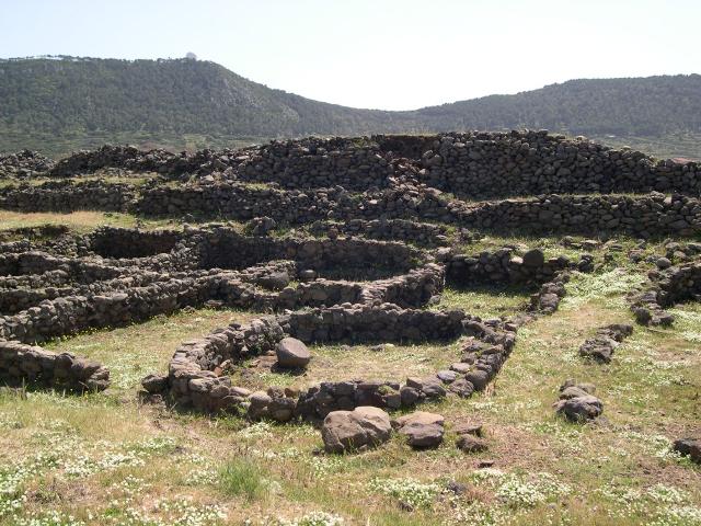 Cosa fece fuggire gli abitanti del piccolo villaggio dei Faraglioni di Ustica 3000 anni fa?