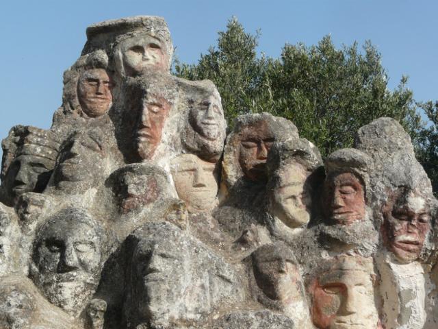 Particolare di alcune teste scolpite da Filippo Bentivegna all'interno del suo "Castello Incantato"