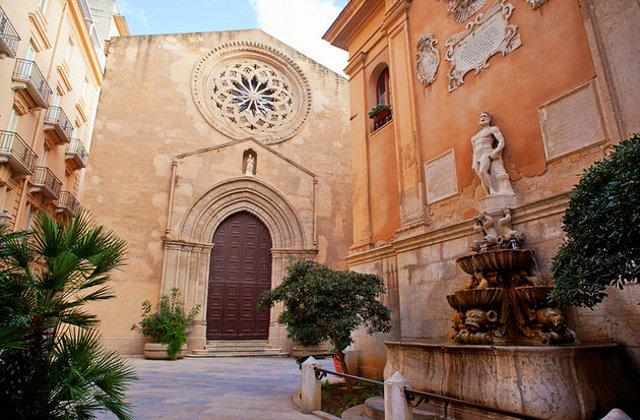 La chiesa di Sant'Agostino e la fontana di Saturno - Trapani