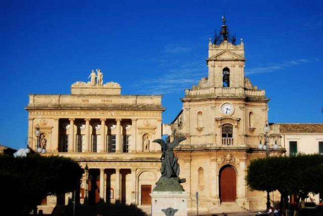 La Chiesa di Santa Maria delle Grazie e accanto il Teatro Vittoria Colonna