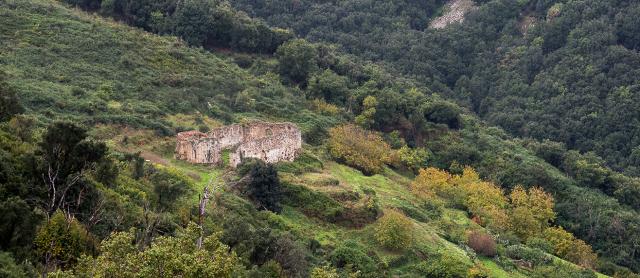Ciò che resta dell'abbazia normanna di San Giorgio nel territorio di Gratteri