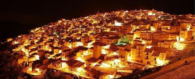 Panorama notturno di Prizzi