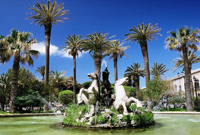 Piazza Vittorio Emanuele e la sua grande vasca con al centro il gruppo scultoreo raffigurante il Tritone