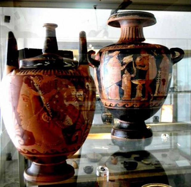 Crateri a "figure nere" custoditi nel Museo Archeologico di Marianopoli Crateri a "figure nere" custoditi nel Museo Archeologico di Marianopoli