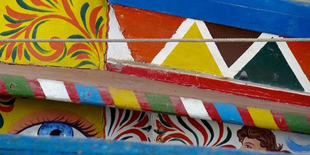 I tipici colori siciliani decorano una barca di pescatori I tipici colori siciliani decorano una barca di pescatori