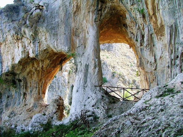 la-grotta-grattara-l-abbazia-ed-il-torrente-san-giorgio