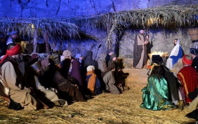I tre Re Magi in visita alla capanna della Natività - Presepe vivente di Agira