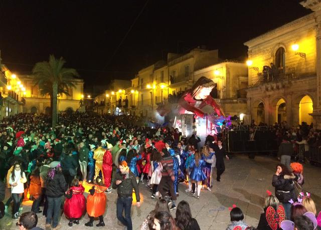 a-chiaramonte-gulfi-salsiccia-e-carnevale