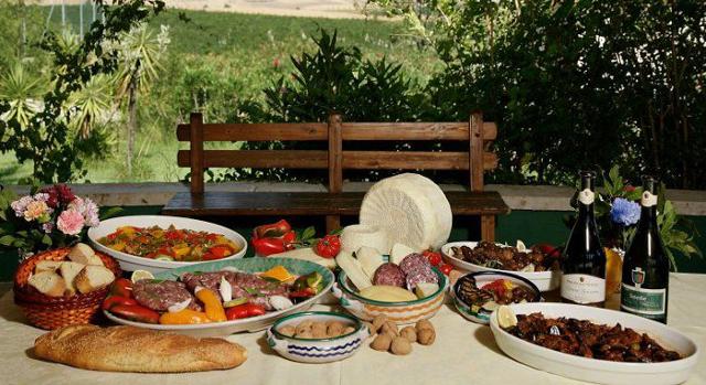 In Sicilia non si finisce mai di mangiare e bere!