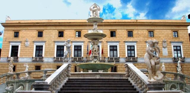 Il Comune di Palermo assume dirigenti, giornalisti e maestre