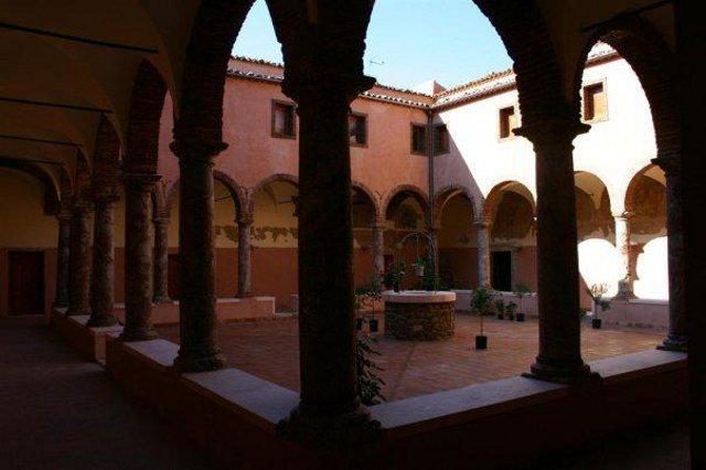 Il chiostro del convento francescano di San Fratello (ME)