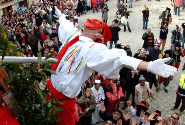 Al Mastro di Campo, inerpicato su di una scala viene inferta una ferita...