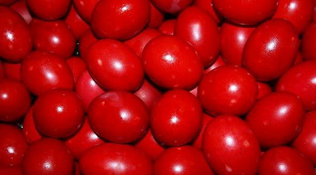Vet të kuq - Le tipiche uova rosse della Pasqua Albanese