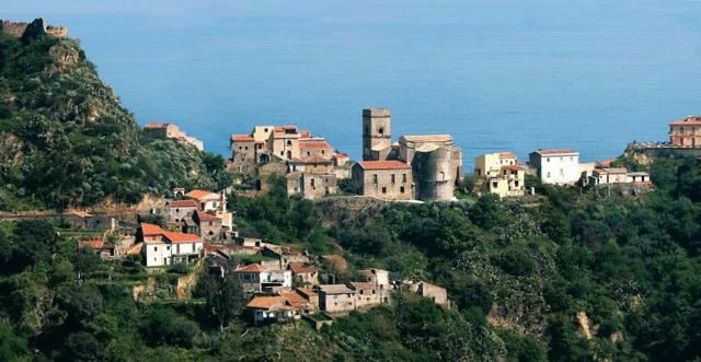 A Savoca torna la storia dei bachi da seta grazie alla ''farmacista-contadina''
