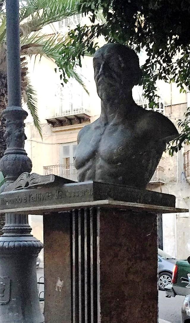 A Girgenti il busto di Luigi Pirandello nella piazza che porta il suo nome