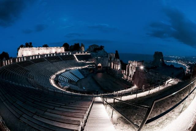 Il Teatro Antico di Taormina, di sera…